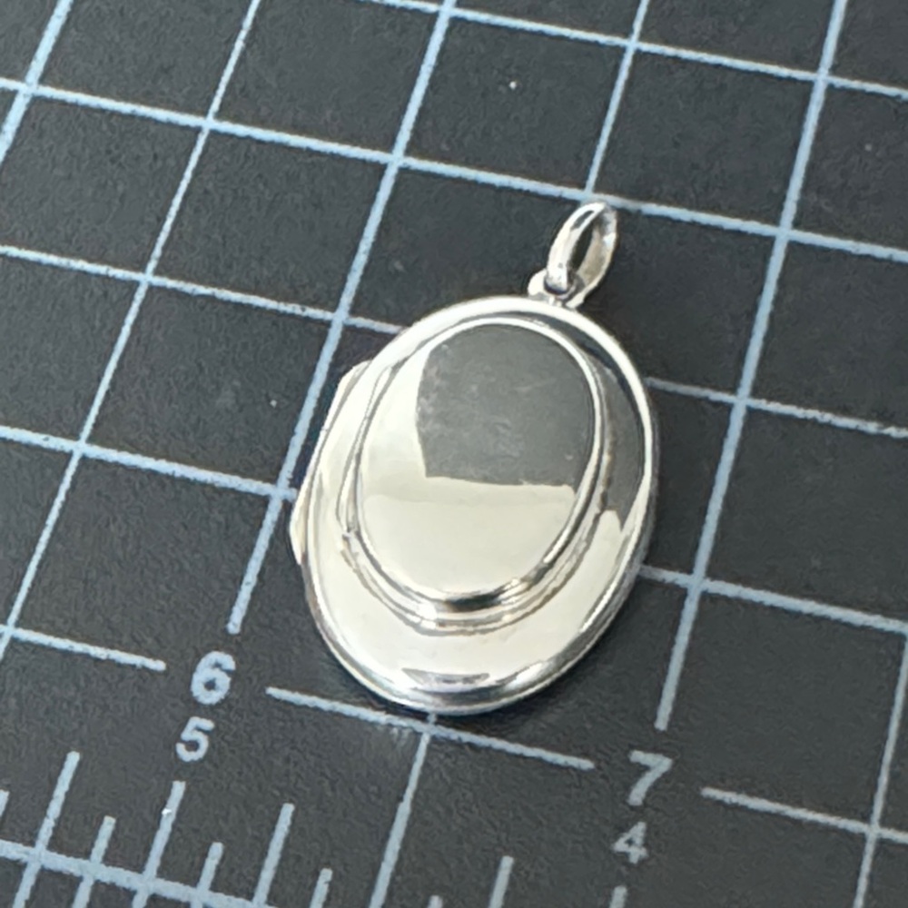 Sterling silver 4 photo locket oval NWOT vintage
